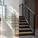 Nowoczesne schody ze szklaną balustradą w jasnym wnętrzu